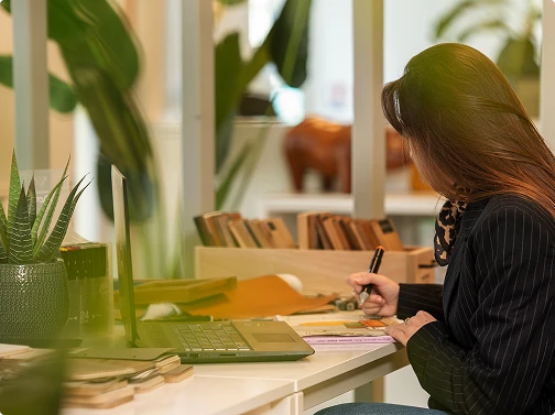 Décoratrice Rhinov au travail